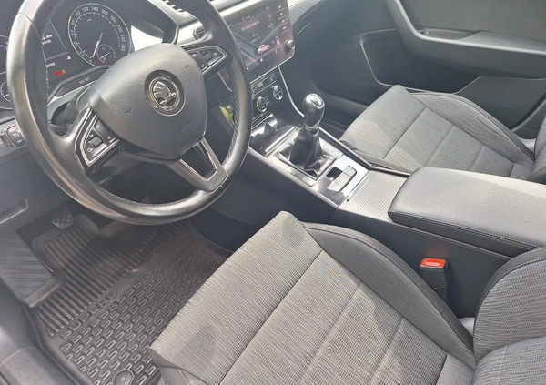 Skoda Superb cena 59900 przebieg: 220000, rok produkcji 2018 z Toruń małe 497